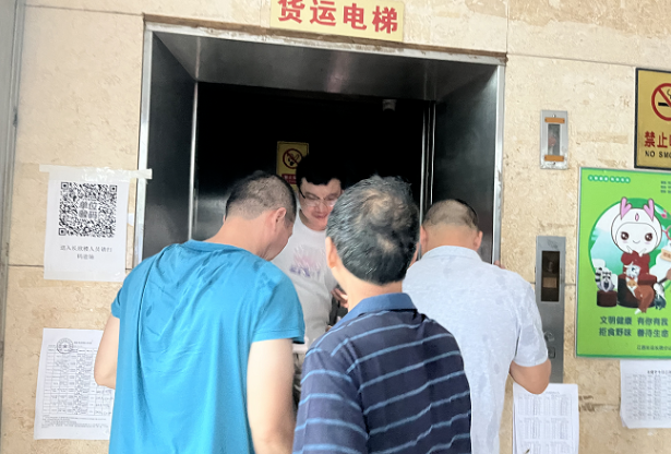 長運物業(yè):7分鐘緊急營救 商戶電梯脫困