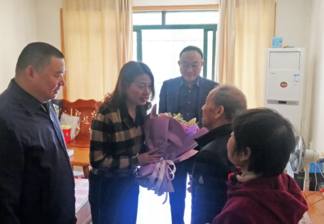 省總工會領(lǐng)導(dǎo)慰問全國勞動模范、江西長運退休職工高國軍 胡維泉陪同