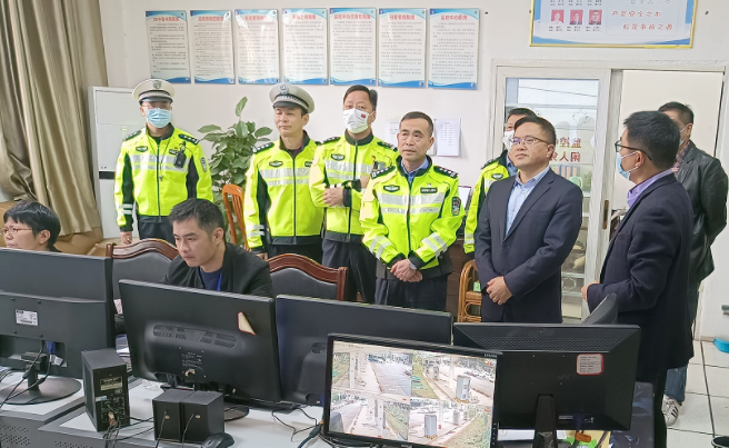 新余長運(yùn):市公安局交警支隊領(lǐng)導(dǎo)檢查新余長運(yùn)安全生產(chǎn)工作