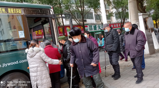 吉安公交:“愛心公交”為老人接種疫苗保駕護(hù)航