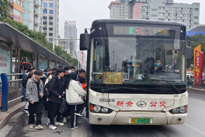 新余公交:現(xiàn)場(chǎng)緊急調(diào)配運(yùn)力 確保學(xué)生有序返校