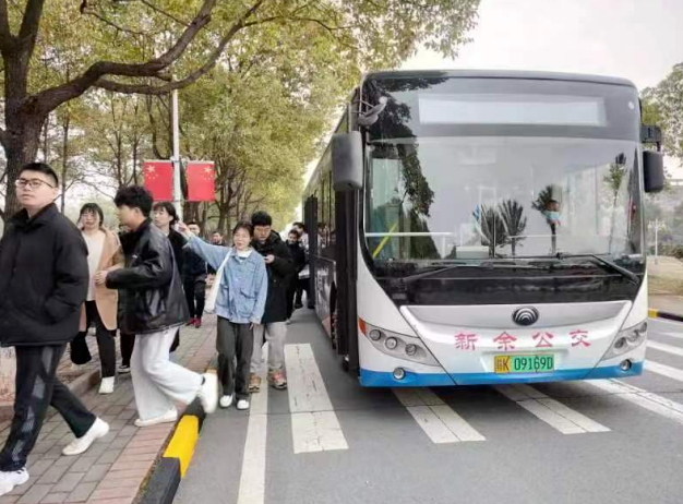新余公交:定制公交進校園 高效順暢又安全