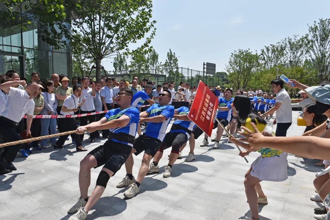 江西長(zhǎng)運(yùn)參加南昌交投集團(tuán)拔河比賽首戰(zhàn)告捷 劉磊到場(chǎng)助威、占梁帶隊(duì)