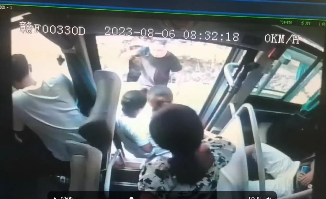 撫州長運(yùn):乘客突發(fā)疾病 公交司機(jī)及時救助