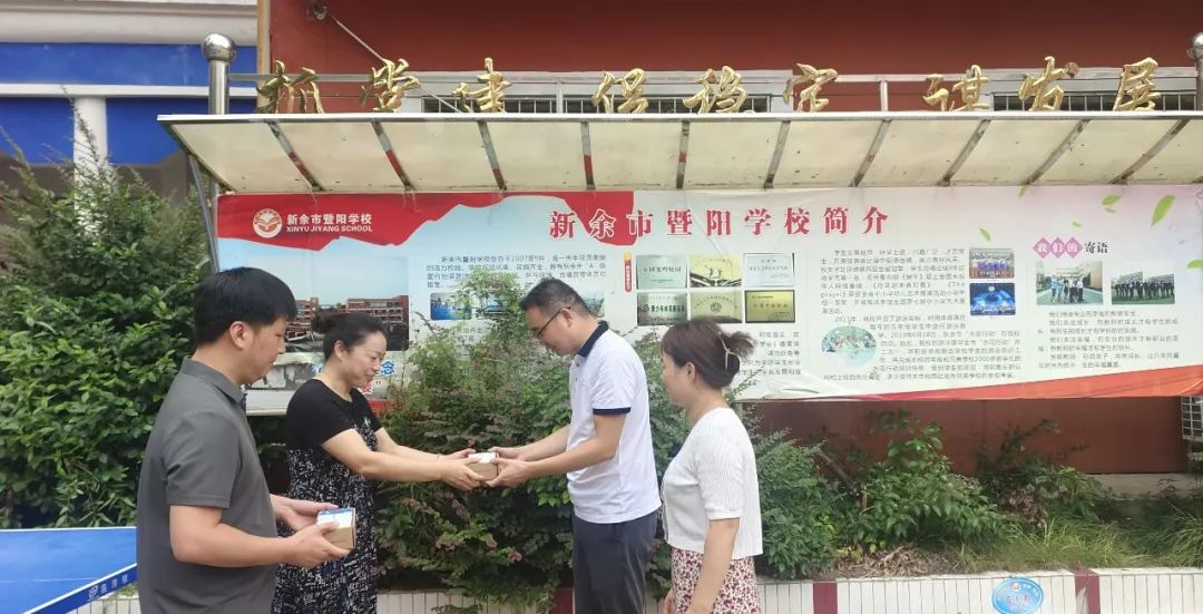 新余公交:優(yōu)質(zhì)服務(wù)進校園,送卡上門暖人心