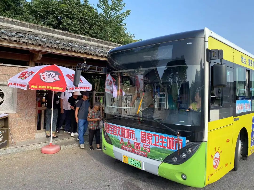 鷹潭公交:乘客送水果 暖心表白公交司機