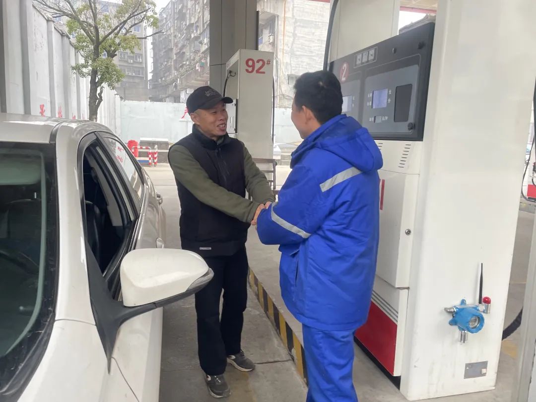 大通物流:汽車無(wú)油“罷工” 員工助推獲贊