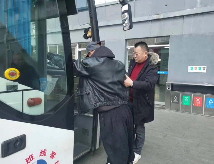 都市城際公交:幫助腿腳不便人士 傳遞溫暖與關(guān)愛