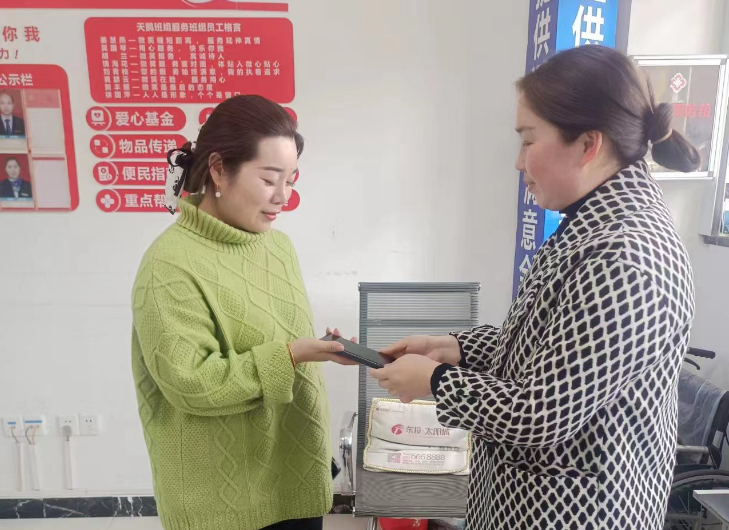 鄱陽長運(yùn):旅客大意失手機(jī) 車站拾金不昧暖人心