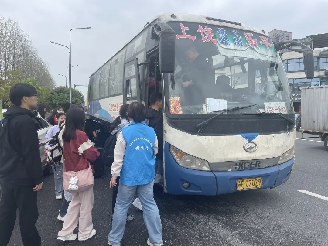 上饒汽運:打好“服務牌” 助力旅客順暢出行