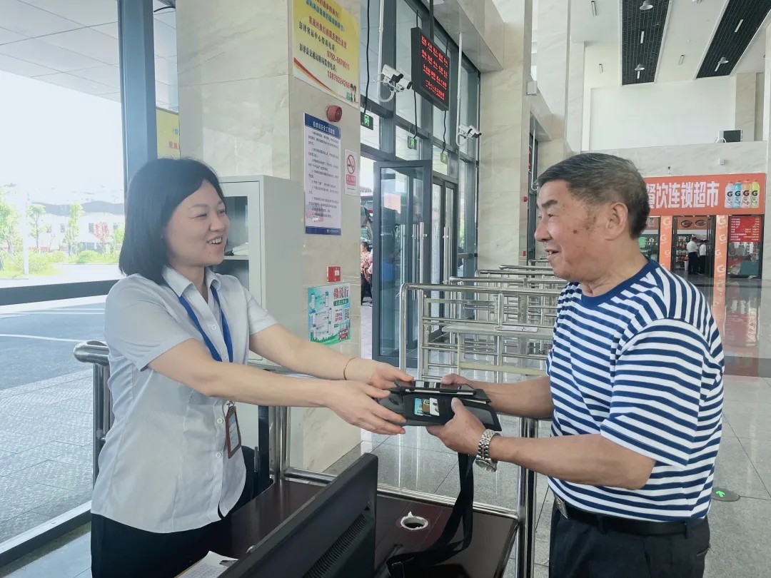 九江長運:拾金不昧加免費乘車 長運的服務(wù)太好了!