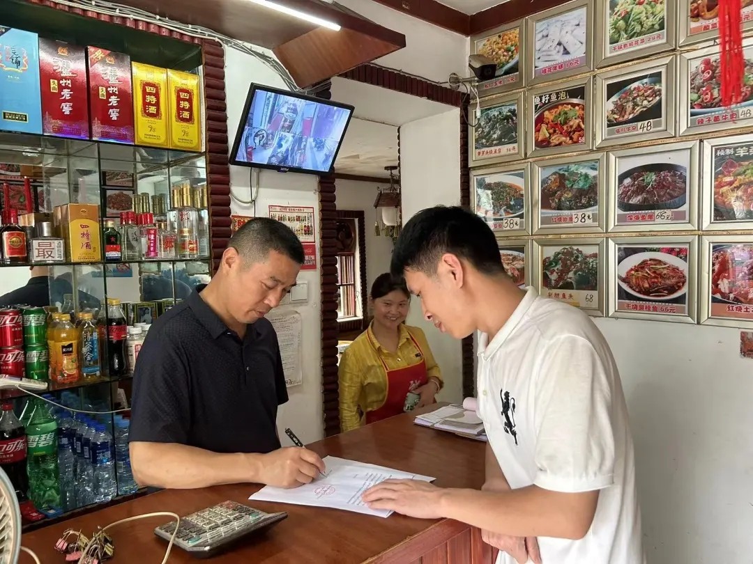 長運(yùn)物業(yè):檢查管轄區(qū)域店鋪經(jīng)營餐飲場所用氣安全情況