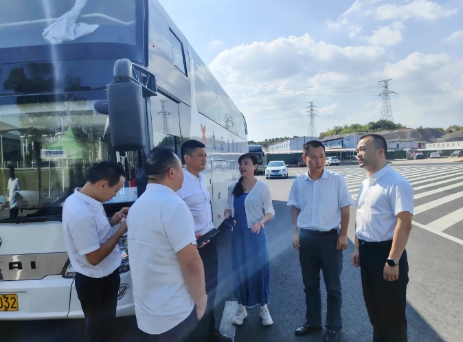 劉磊、占梁督導(dǎo)九江長運校園直通車工作